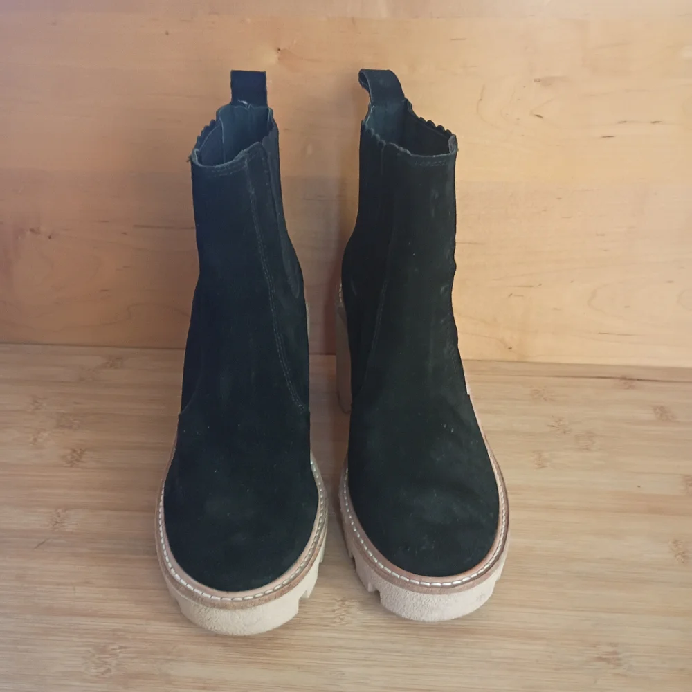 Gianni Bini Boots Size 8 Black Winney Suede Chunky Lug Sole Ankle Booties - Picture 7 of 9